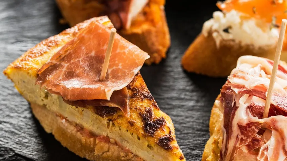 Tapas spagnole a base di prosciutto